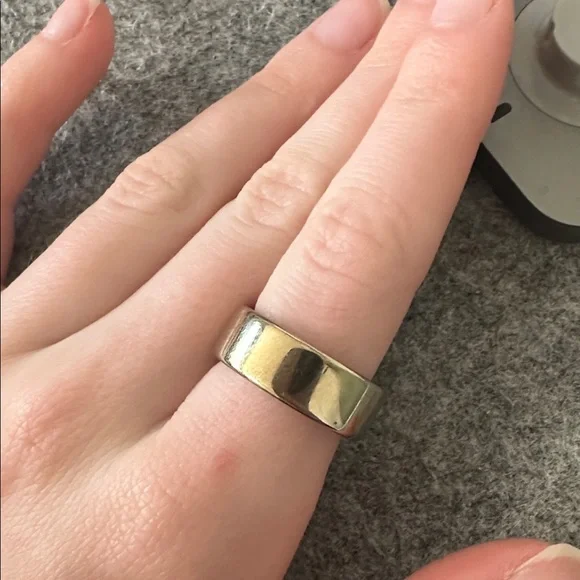 Oura Ring gen 4 SIZE 8 Gold with Charging Dock - Picture 5 of 5